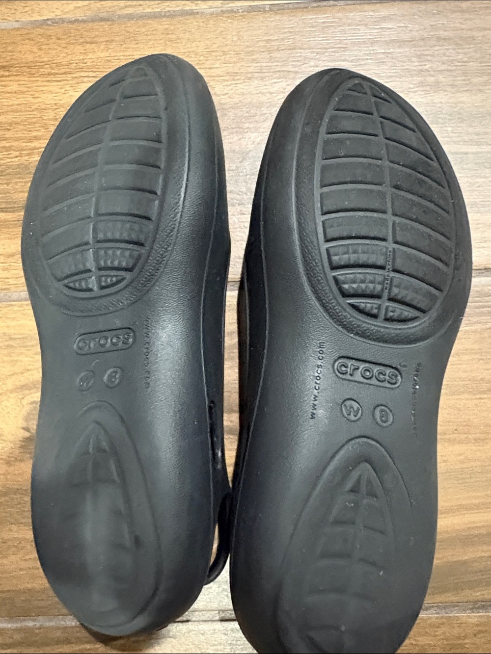 Women’s size 8 Black Slip-On crocs  Flats - Picture 3 of 5
